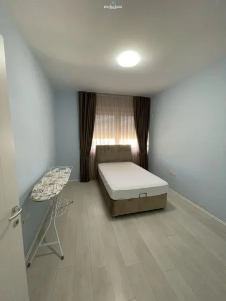 Tirane, jepet me qera apartament 3+1 Kati 4, 180 m² 1.400 € (liqeni i thate)