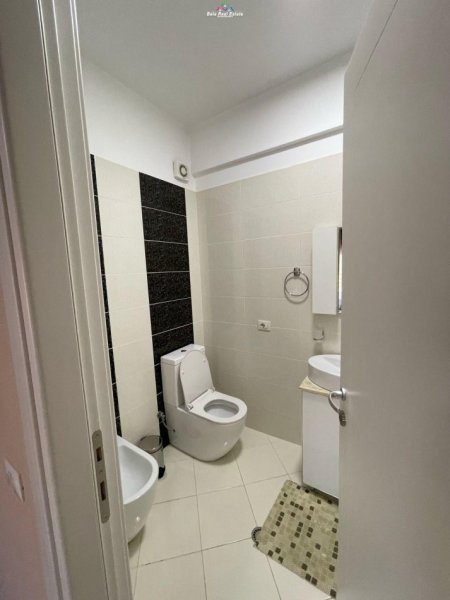 Tirane, jepet me qera apartament 3+1 Kati 4, 180 m² 1.300 € (liqeni i thate)