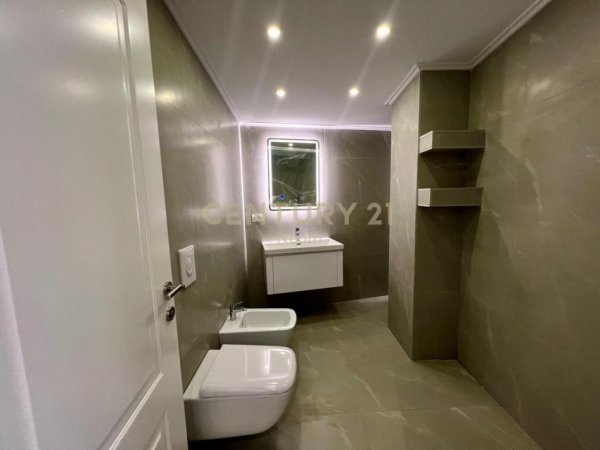 Tirane, jepet me qera apartament 2+1 Kati 7, 140 m² 1.000 € 