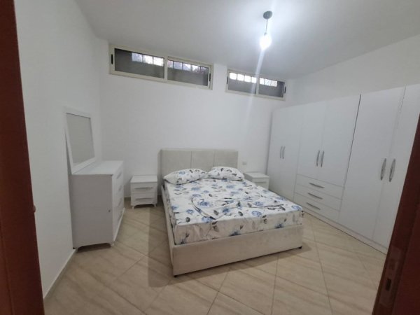 Tirane, jepet me qera apartament 3+1 Kati 2, 120 m² 430 € (Fresku)