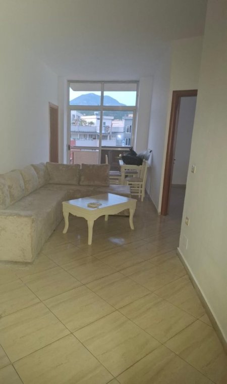 Tirane, jepet me qera apartament 3+1 Kati 2, 120 m² 430 € (Fresku)
