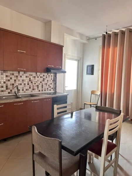 Tirane, jepet me qera apartament 2+1+Ballkon Kati 3, 145 m² 500 € (JORDAN MISJA)