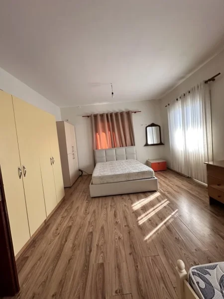 Tirane, jepet me qera apartament 2+1+Ballkon Kati 3, 145 m² 500 € (JORDAN MISJA)