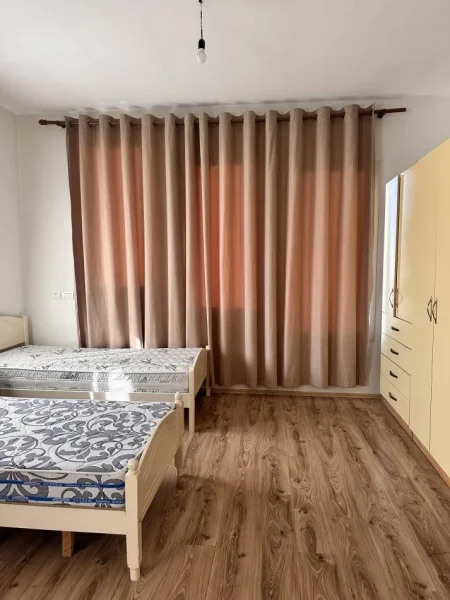 Tirane, jepet me qera apartament 2+1+Ballkon Kati 3, 145 m² 500 € (JORDAN MISJA)