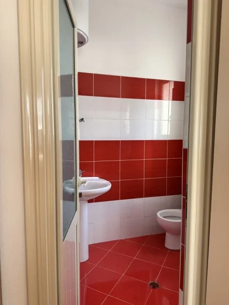 Tirane, jepet me qera apartament 2+1+Ballkon Kati 3, 145 m² 500 € (JORDAN MISJA)