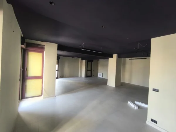 Tirane, jepet me qera ambjent biznesi Kati 8, 2.100 € (Rruga Abdi Toptani)