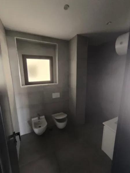 Tirane, jepet me qera ambjent biznesi Kati 8, 2.100 € (Rruga Abdi Toptani)