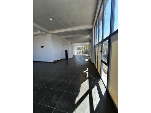 Tirane, jepet me qera ambjent biznesi Kati 1, 216 m² 1.000 € (MISTO MAME)