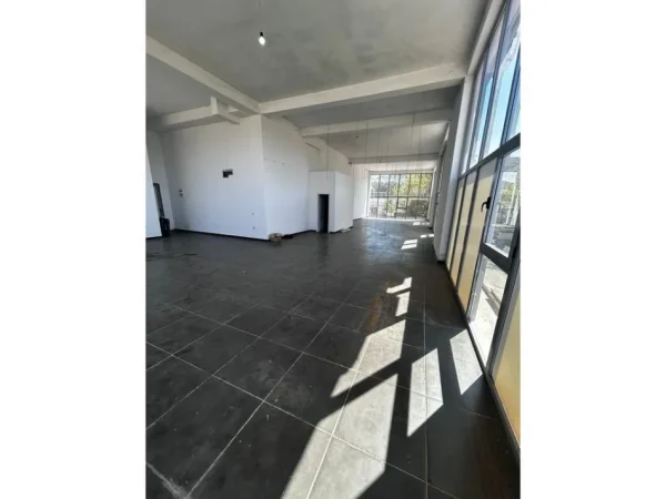 Tirane, jepet me qera ambjent biznesi Kati 1, 216 m² 1.000 € (MISTO MAME)