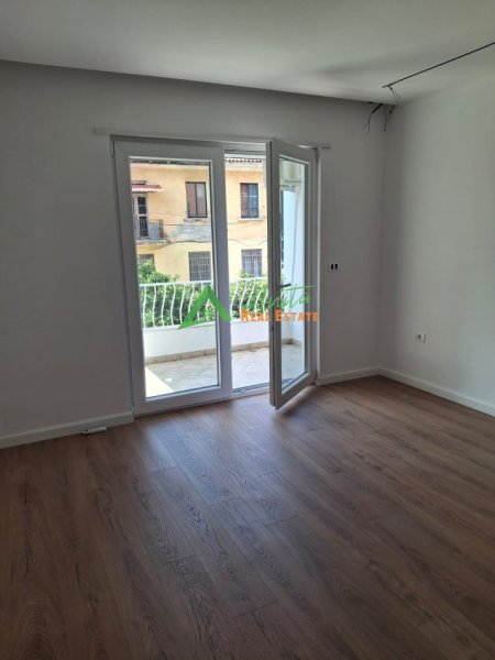 Tirane, jepet me qera Vile 2 Katshe , 400 m² 2800 € (Rruga e Elbasanit)