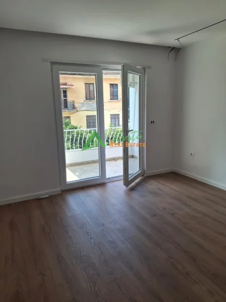 Tirane, jepet me qera Vile 2 Katshe , 400 m² 2800 € (Rruga e Elbasanit)