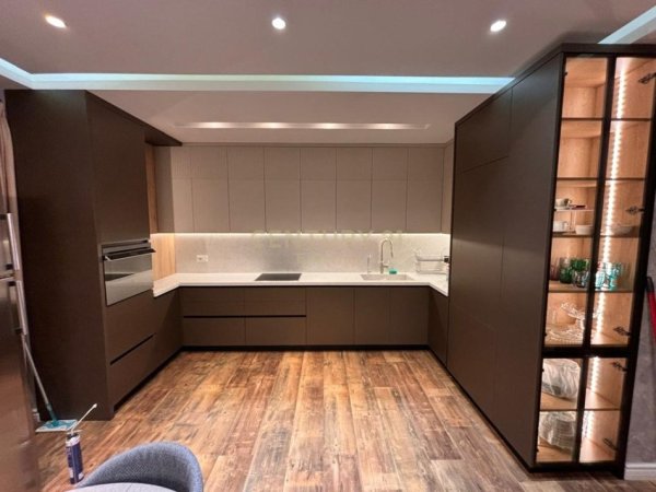 Tirane, jepet me qera apartament 3+1 Kati 4, 130 m² 1.800 € 