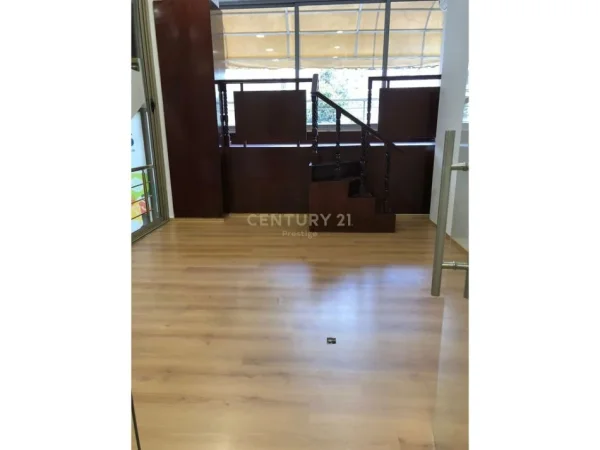 Tirane, jepet me qera zyre Kati 1, 65 m² 1.500 € (QENDER-RRUGA "BARDHOK BIBA")