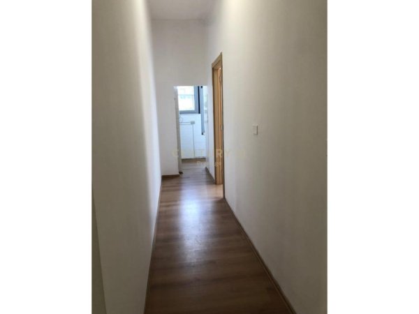 Tirane, jepet me qera zyre Kati 1, 65 m² 1.500 € (QENDER-RRUGA &quot;BARDHOK BIBA&quot;)