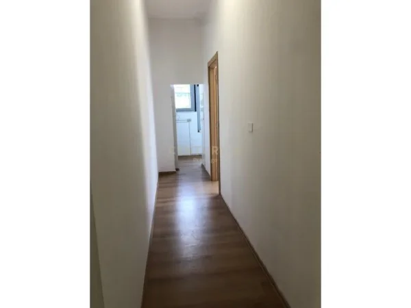 Tirane, jepet me qera zyre Kati 1, 65 m² 1.500 € (QENDER-RRUGA "BARDHOK BIBA")