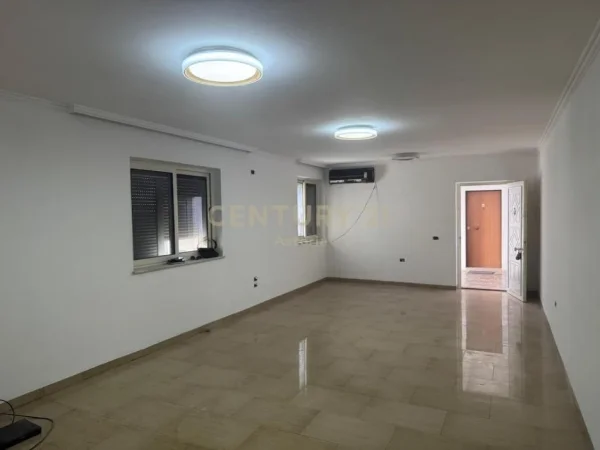 Tirane, jepet me qera apartament 3+1+Aneks+Ballkon Kati 7, 140 m² 1.000 € (Rr.Fortuzi)