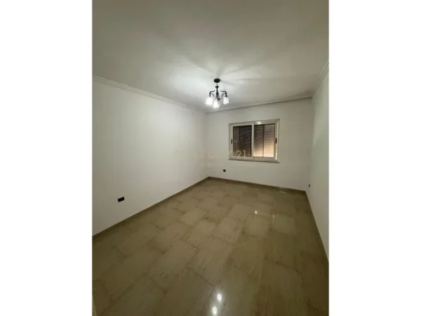 Tirane, jepet me qera apartament 3+1+Aneks+Ballkon Kati 7, 140 m² 1.000 € (Rr.Fortuzi)