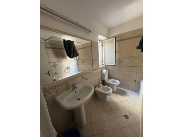 Tirane, jepet me qera apartament 3+1+Aneks+Ballkon Kati 7, 140 m² 1.000 € (Rr.Fortuzi)