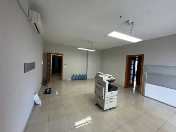 Tirane, jepet me qera zyre Kati 5, 126 m² 1.500 € (Rr.e Kavajes)