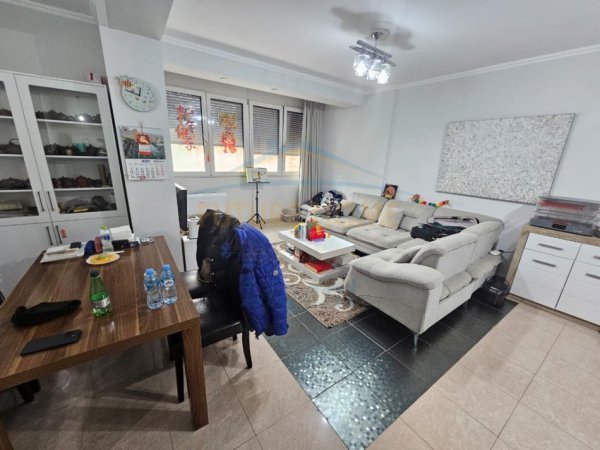 Tirane, shitet apartament 3+1 Kati 3, 124 m² 299.000 € (Rruga e Kavajes , Prane Qendres)