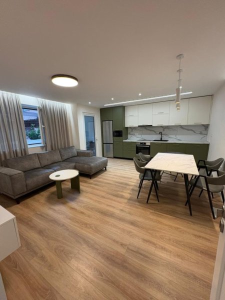 Tirane, jepet me qera apartament 2+1 Kati 1, 90 m² 1.000 € (qender)