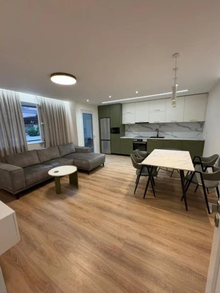 Tirane, jepet me qera apartament 2+1 Kati 1, 90 m² 1.000 € (qender)