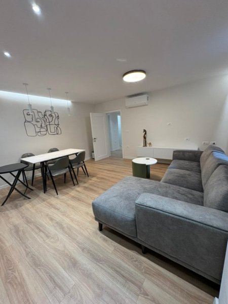 Tirane, jepet me qera apartament 2+1 Kati 1, 90 m² 1.000 € (qender)