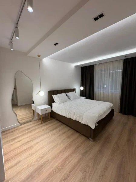 Tirane, jepet me qera apartament 2+1 Kati 1, 90 m² 1.000 € (qender)