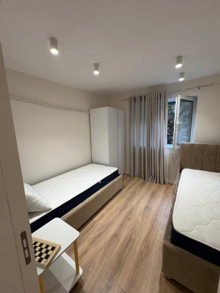 Tirane, jepet me qera apartament 2+1 Kati 1, 90 m² 1.000 € (qender)