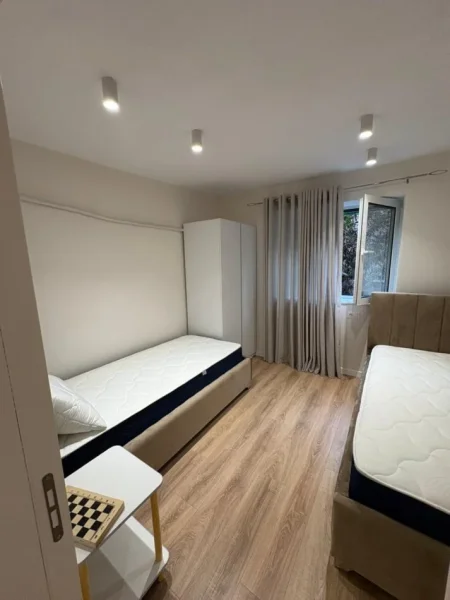 Tirane, jepet me qera apartament 2+1 Kati 1, 90 m² 1.000 € (qender)
