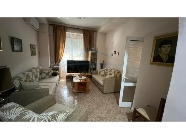 Tirane, jepet me qera apartament 2+1 Kati 1, 100 m² 900 € (Shallvaret)