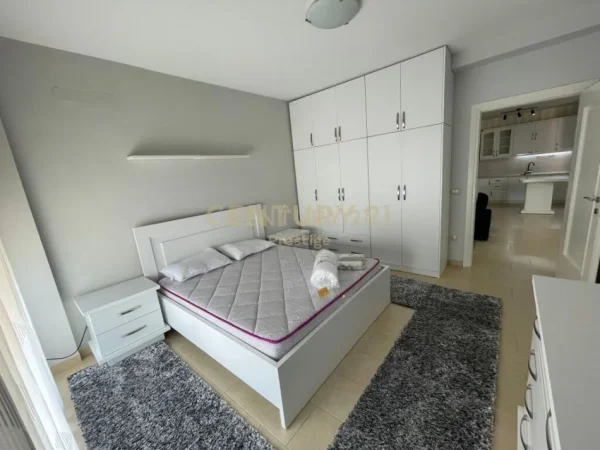 Tirane, jepet me qera apartament 2+1 Kati 8, 100 m² 800 € (PRANE LION PARK)