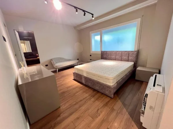 Tirane, jepet me qera apartament 3+1 Kati 1, 2.500 m² 2.500 € (Long Hill Rezidence)