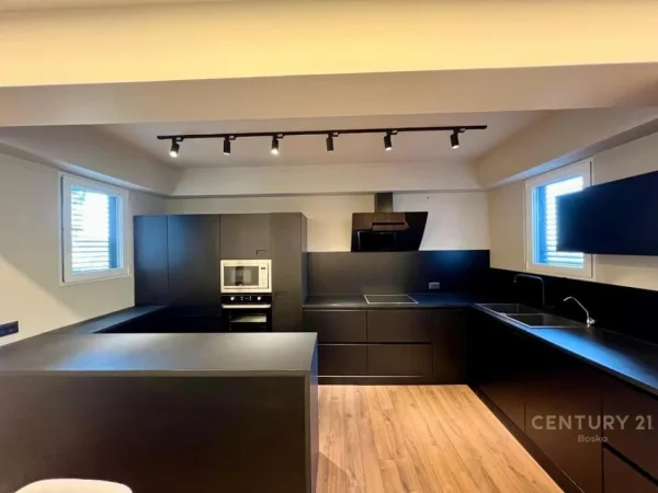 Tirane, jepet me qera apartament 3+1 Kati 1, 2.500 m² 2.500 € (Long Hill Rezidence)