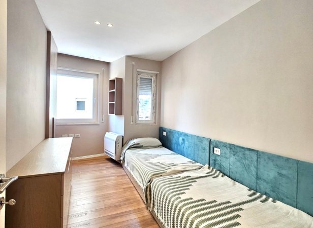 Shtepi me qera Apartament ne Tirane, 2+1, Ambienti E mobiluar, Pagesa 1,300 Euro.