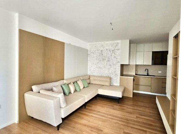 Shtepi me qera Apartament ne Tirane, 2+1, Ambienti E mobiluar, Pagesa 1,300 Euro.