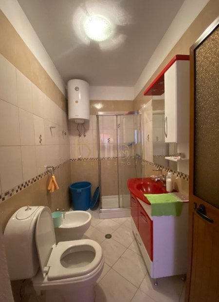 Tirane, jepet me qera 2+1 , 100 m² 400 € (fresk)