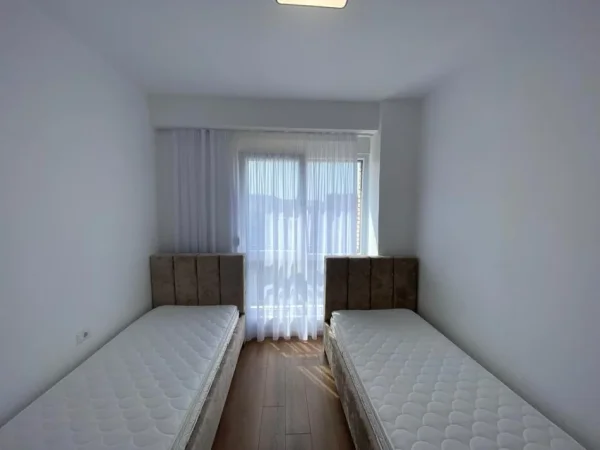 Tirane, jepet me qera apartament 2+1+Ballkon Kati 4, 100 m² 800 € (Grand Park Residence)