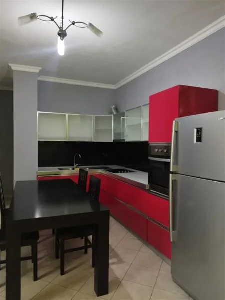 Tirane, jepet me qera apartament 2+1+Ballkon Kati 3, 90 m² 480 € (YZBERISHT)