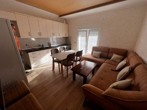 Tirane, jepet me qera apartament 2+1+BLK Kati 1, 70 m² 350 Euro (Rruga 5 maji)