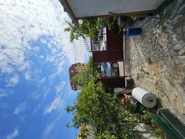 Tirane, jepet me qera ambjent biznesi Kati 0, 50 m² 300 Euro (Shetitorja)