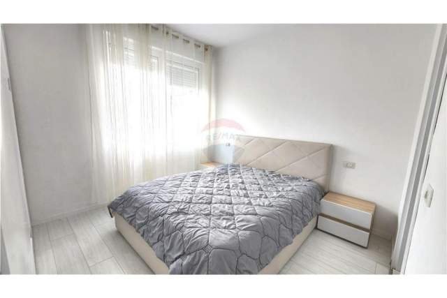 Tirane, jepet me qera apartament 2+1+BLK Kati 5, 100 m² 550 Euro (Petro Nini Luarasi)