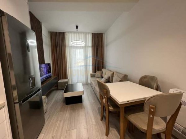 Tirane, jepet me qera apartament 1+1 600 Euro