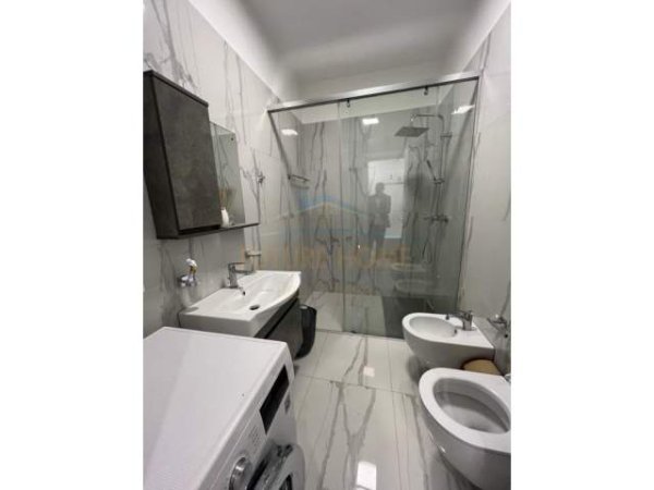 Tirane, jepet me qera apartament 1+1 600 Euro