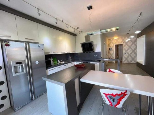 Tirane, jepet me qera apartament Kati 4, 120 m² 500 Euro (materniteti i ri)