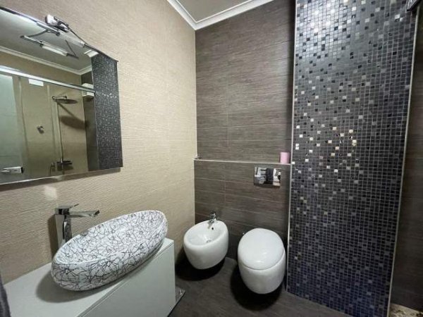 Tirane, jepet me qera apartament Kati 4, 120 m² 500 Euro (materniteti i ri)