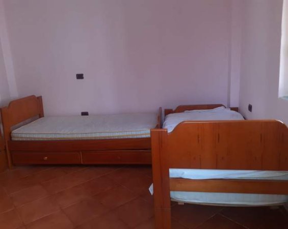 Tirane, jepet me qera Vile 1+1 Kati 1, 60 m² 27.000 Leke (100 m mbrapa Bar Artistit, Astir)