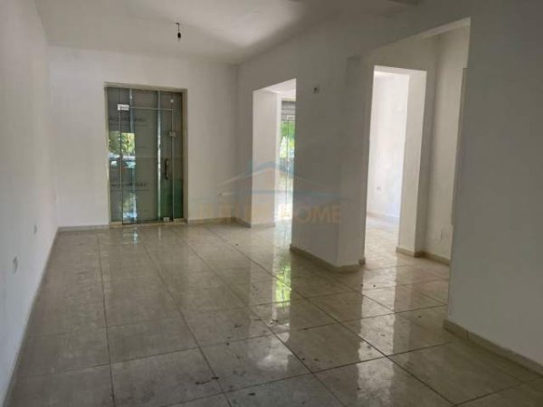 Tirane, jepet me qera ambjent biznesi Kati 0, 59 m² 500 Euro (Mine Peza)