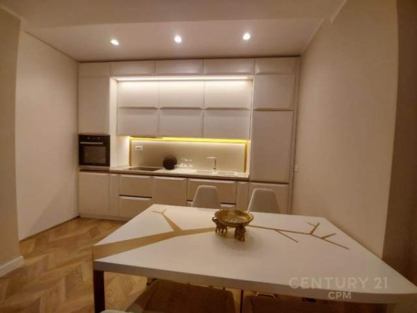 Tirane, jepet me qera apartament 1+1 1.200 Euro (PARK GATE)