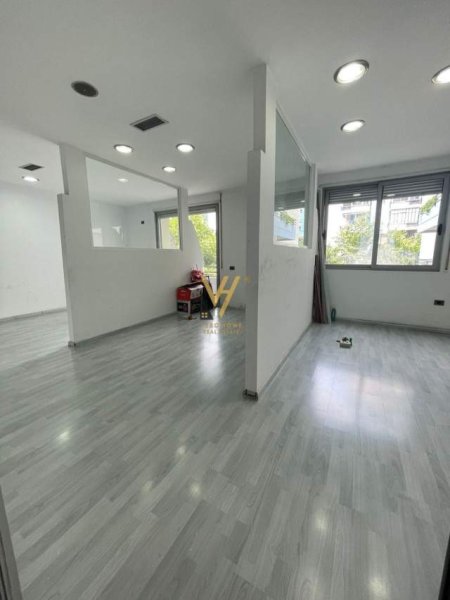 Tirane, jepet me qera ambjent biznesi Kati 1, 151 m² 850 Euro (casa italia)